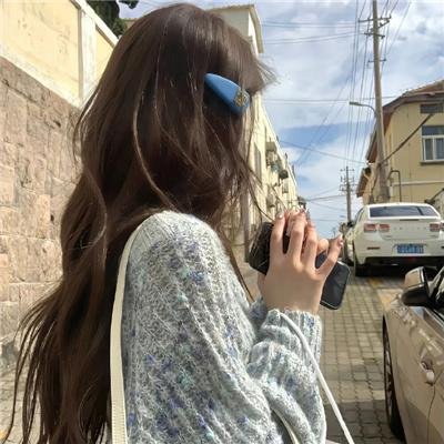 九顶假发的女孩